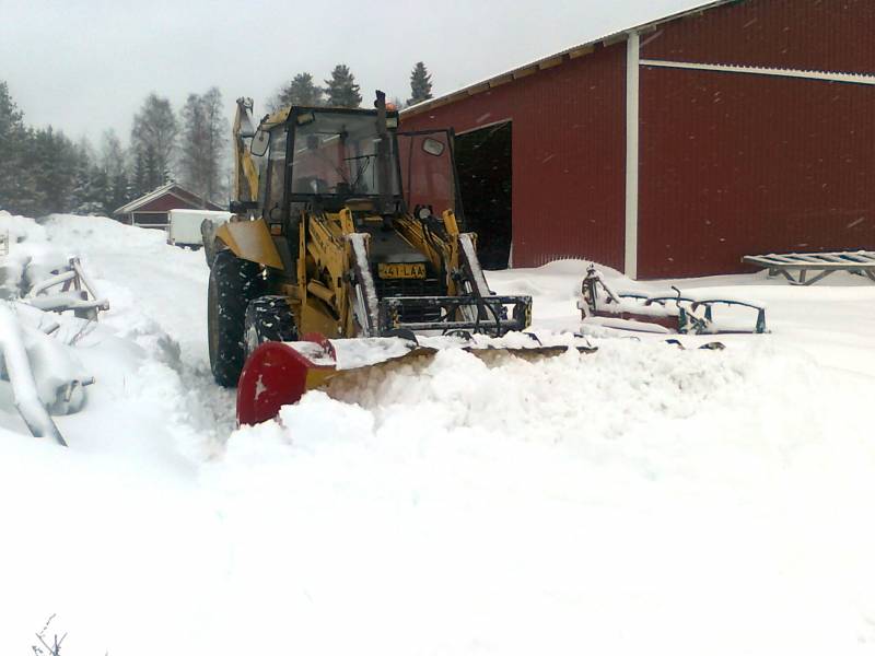 Valtra C815 M4
Lunta tuuppimassa
