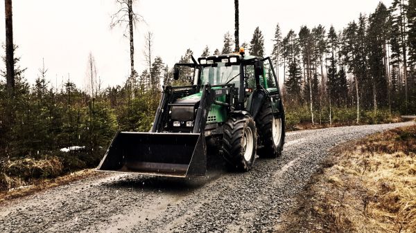 Valtra kattelee lumisajetta
Avainsanat: 6650 valtra valmet