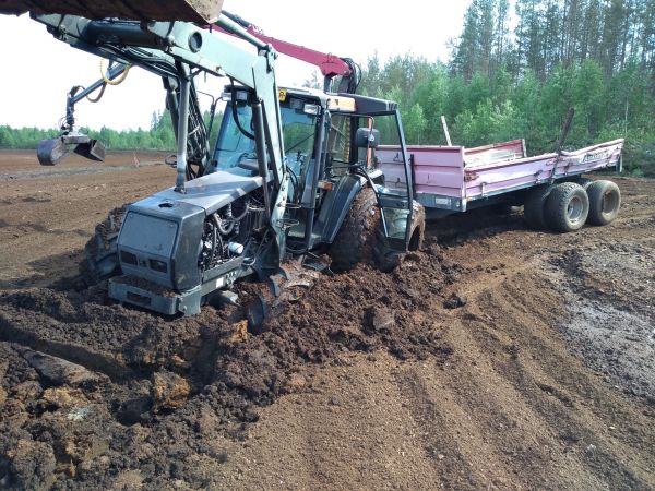 Keskivaikee jumi
Etuparit uupu ja tässä lopputulos.
Avainsanat: 6400 valtra valmet keskivaikee jumi