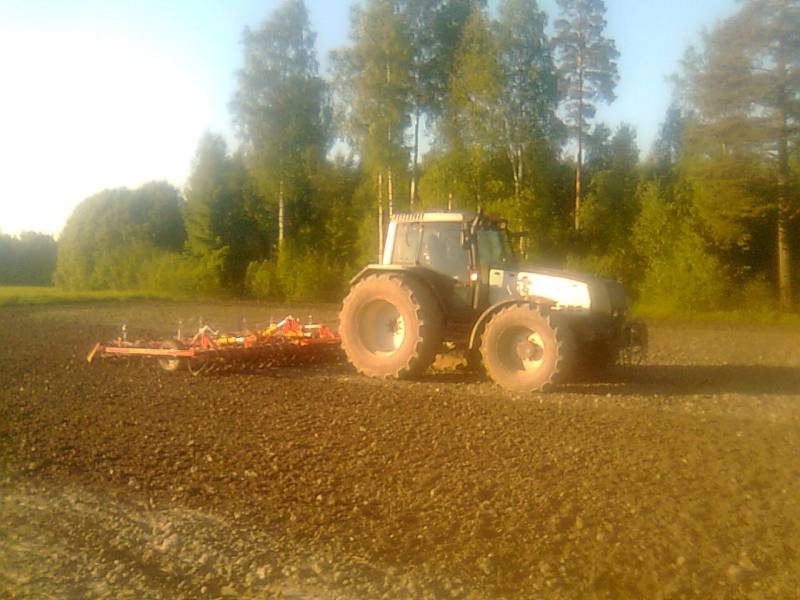 valtra valmet 8950+ potila 6m
naapurin valtra oli lainas ku jontikka oli perärempas
Avainsanat: valtra valmet 8950 ja potila 6m