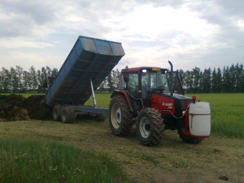 valtra valmet 6300 
paskan ajoa koulussa kesällä 2010
Avainsanat: valtra valmet 6300