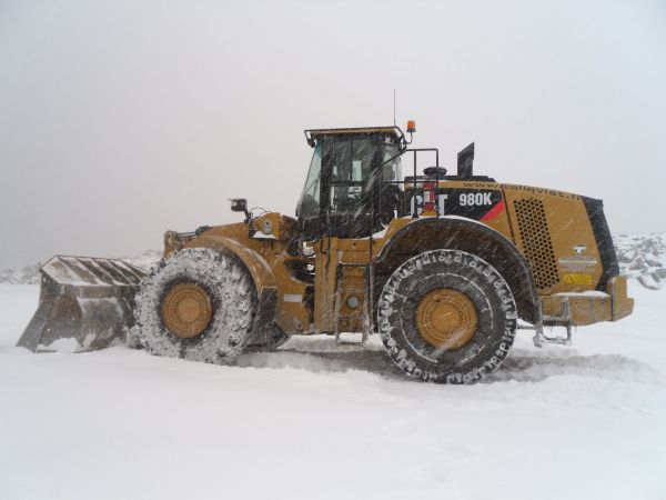 Lunta tulvillaan... 
Yhtenä yönä tuli päälle 30cm lunta. Volvo peitty lumeen mutta pillari jakso puksuttaa.. 
