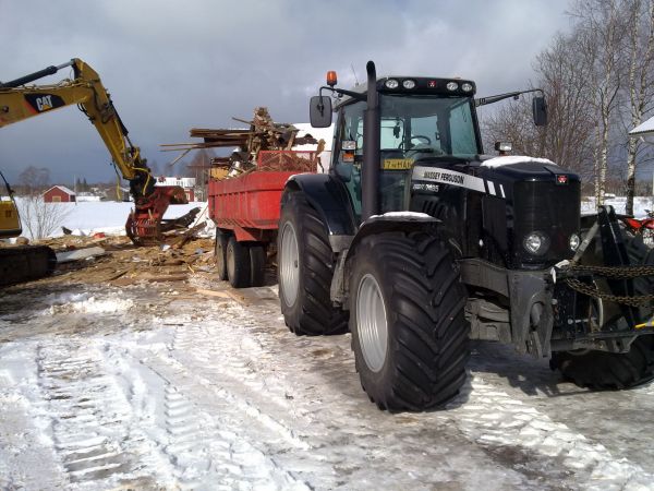 Mökin purkua viime pääsiäisenä.
Kevättä ilmassa:D
Avainsanat: massey ferguson 7485 cat sisu