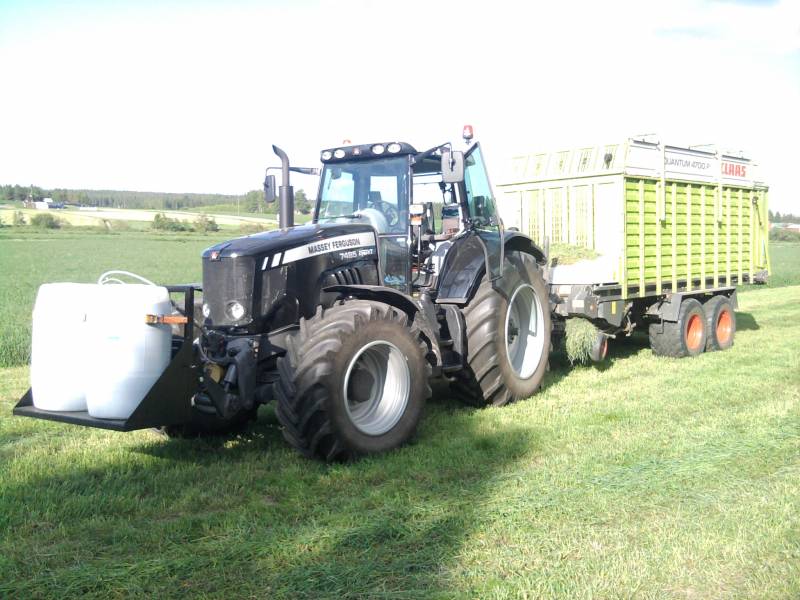 rehun keräilyä
massey-ferguson 7485 ja claas 4700p
Avainsanat: claas massey ferguson