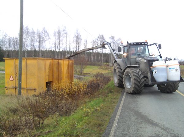 Lietteen siirtoa vredolle.
välistä oli haastellisia purku paikkoja:D mf 7485 ja livakka
Avainsanat: massey ferguson 7485 livakka