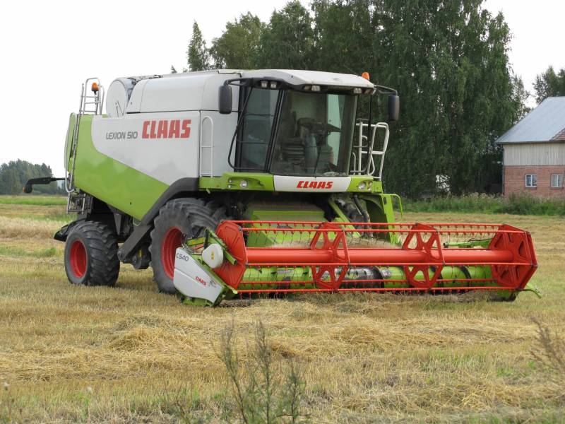 CLAAS LEXION 510
Claassi parkissa pellolla.
Avainsanat: claas pellolla