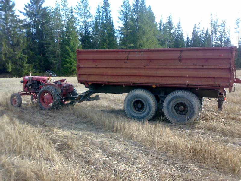 valmet 20
vallu sai perään kunnon kärryn, eiku kuormaa hakeen!!
Avainsanat: isoko muka?