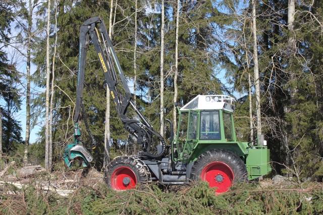 Fendt 395 GHA
Fendt 395 GHA + mowi675 + keto51 Victor
Avainsanat: moto fendt keto