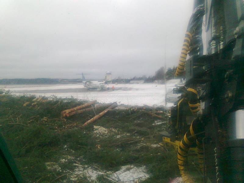 Lentokenttätyömaa
Marraskuussa 2010 hakattiin Tikkakosken kentän reunoja pari viikkoa. Ihmeteltiin touhujamme molemmin puolin.
Avainsanat: 1270 D