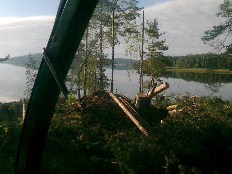 Myskytuhojen korjuuta
Joskus maisemat on työmailla tosi hienoja.
Avainsanat: 1270 D