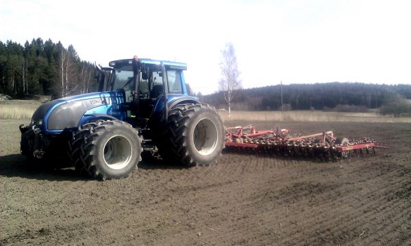 Valtra T170 ja Väderstad Aggressive 800
Amaretolle kasvualustaa.
Avainsanat: traktori Valtra äes