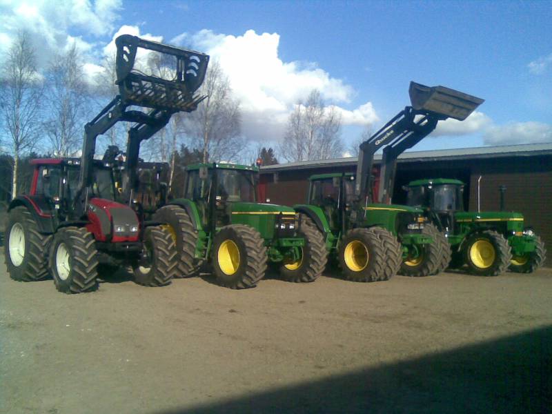 kone rivi
koneet on: valtra n121
john deere 6910
john deere 6620
     ja
john deere 3050 TURBO
