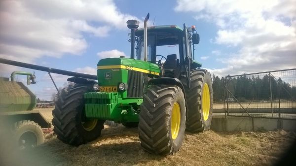 JD paistattelee päivää.
john deere 3050 ottaa aurinkoa :)
