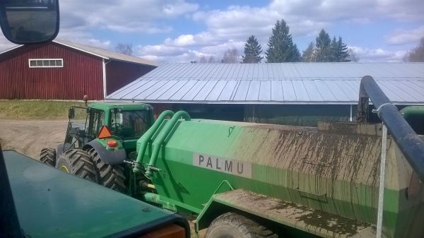 Täytöllä
john deere 6620 ja palmu 15m3
