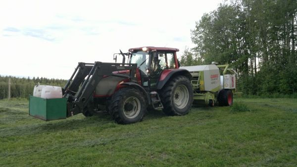 Paalaushommia
Valtra T140 + Claas rollant 255 combi
Avainsanat: Valtra