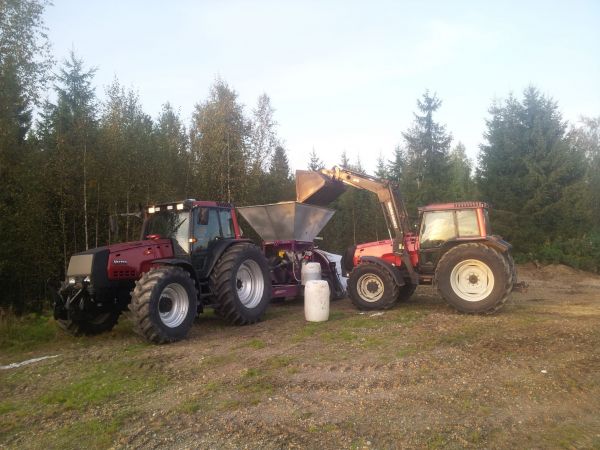 Tuubittelua
2x valtra 8350 ja murska 750HD bagger
Avainsanat: valtra