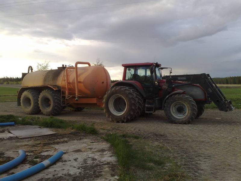 hajua pellolle
valtra t140 ja matin 18 kuution lietekärri
Avainsanat: valtra