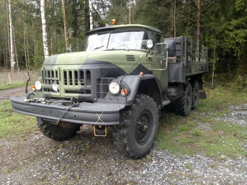 Zil 131
Tämmöinen kapistus tuli hommattua Kalkusta näin harrastepeliksi ja jos museokilpiin laittas joskus. Kulutus...nooo kaikki mitä tankkiin laitat menee.
Avainsanat: Zil, 131, maastokuorma-auto