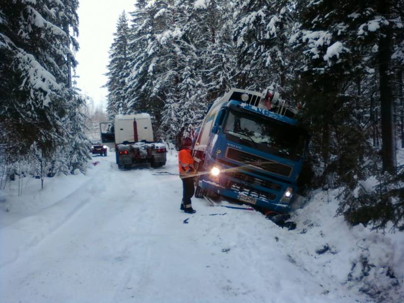 Volvo syventyy ojan rakenteisiin
Kotiin tullessa oli vastassa ylläri (oma auto taka-alalla). Ei kuskilla menny asiat ihan putkeen, sillä hän oli vähän jyräillyt jonkun kuusiaitaakin. No hinauspalvelu tuli vetään auton ojasta ja itse hain kotoa pölkkyjä ojanpohjalle= ramppi. Damagea oli sen verta ottanut, että matka jatkui hallille.
Avainsanat: Volvo