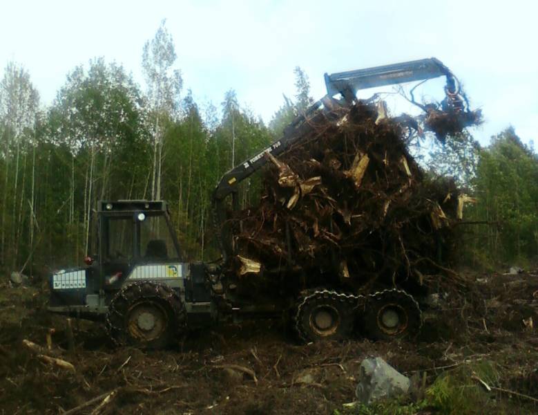 Ponsse S15 ja normikuorma kantoja
Jollei muuten saa tarpeeksi kyytiin, niin kourassa loput.
Avainsanat: Metsäkoneet Ponsse S15 