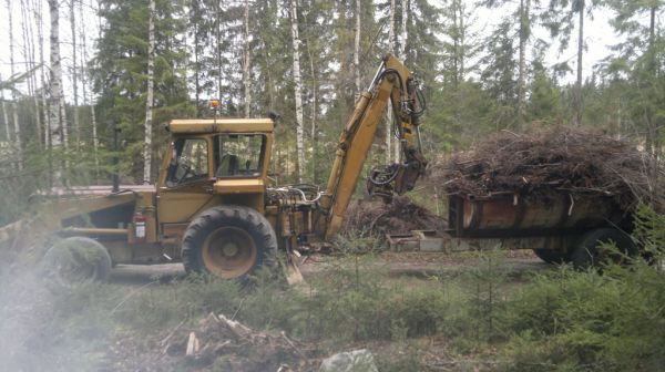 UM353 ja omatekele kippikärry
Toukokuussa myyty hankintapuita ja nyt hyvin kuivuneet risut ajettu läjään omalla Multimate kauvurilla :)
Avainsanat: Ukkomestari Lännen 353 kippikärry risuja