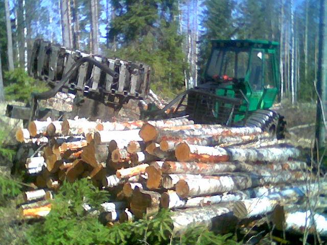 Norcar 490 ottaa lepiä
Kelirikko+ turvepohjaisella työmaalla ja moto vetäny uran puoliks rinteeseen ja tietysti painahti, enkä kerinnyt puomilla tasapainoittaa
Avainsanat: Norcar 490 