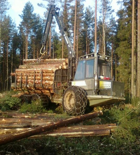 Ponsse s15 
Pääs vihdosta viimein ajamaan pyöreetä!!. No tuli kuiteskin myytyä kone ja kattellaan joko isompaa koentta alle tai katsellaan rauhassa, mitä maailmalla tapahtuu.
Avainsanat: Ponsse s15 tukkikuorma mänty