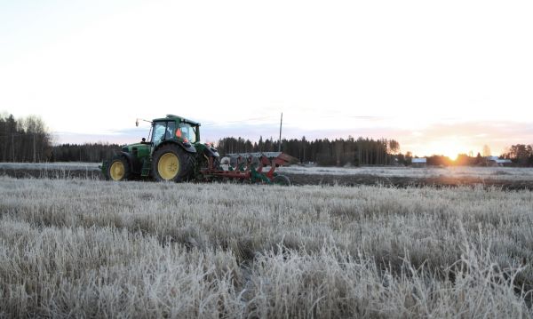 Kyntöä pakkasaamuna
Avainsanat: Kyntöä pakkasaamuna 6630