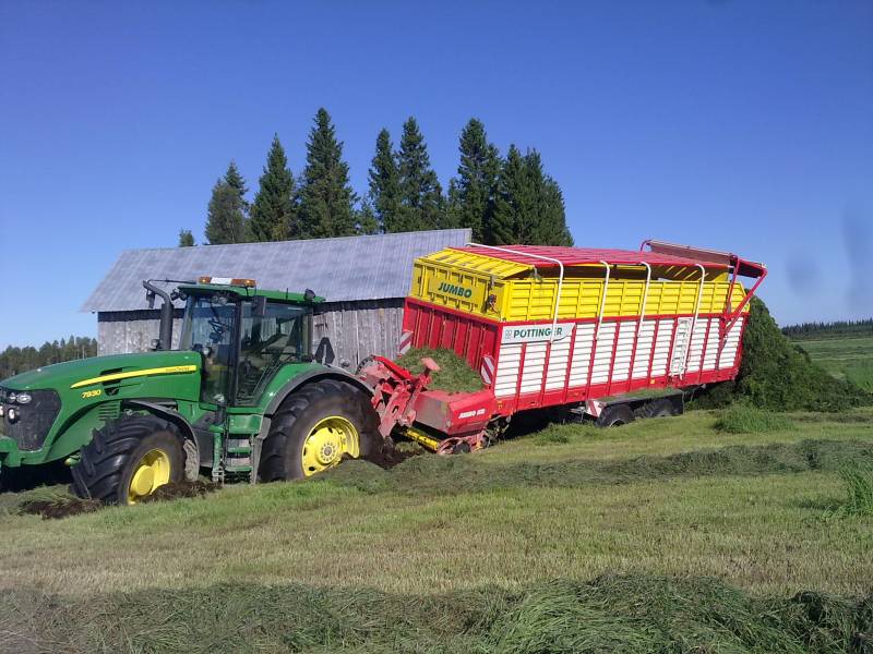 John Deere 7930 & Pöttinger jumbo 8010
Vasemman puolen renkaat löys pehmeän kohdan.
