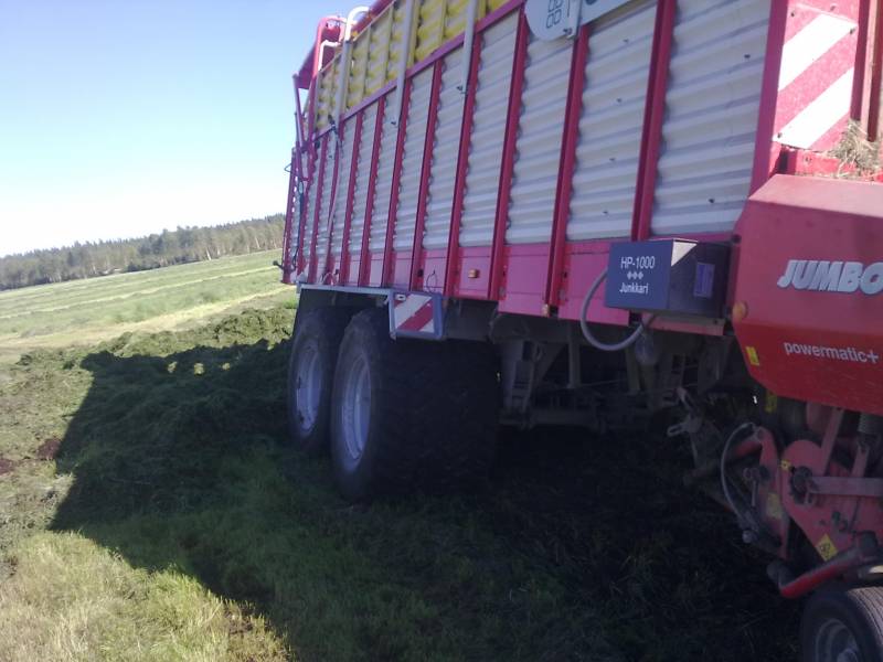 John Deere 7930 & Pöttinger jumbo 8010
Oikea puoli pysy pinnalla.
