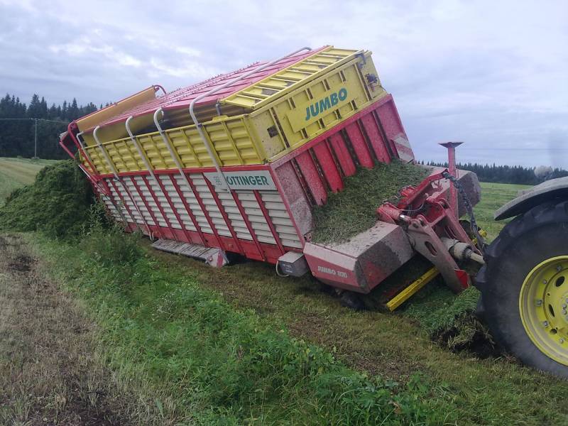 John Deere 7930 & Pöttinger Jumbo 8010
Syyssadon toisessa upotuksessa testasin pystyssä pysymistä oikealle kallistaen. 
Avainsanat: Pöttinger