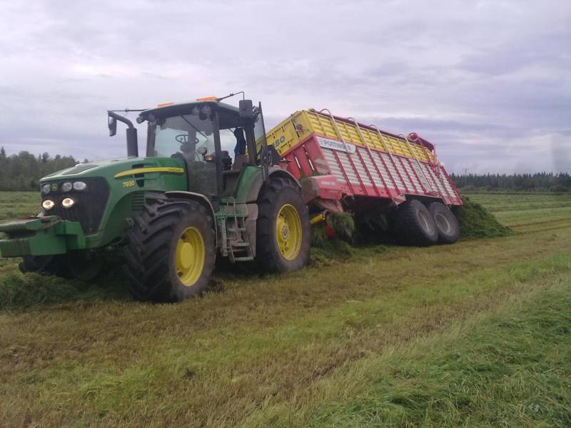 John Deere 7930 & Pöttinger Jumbo 8010
Syyssadon toisessa upotuksessa testasin pystyssä pysymistä oikealle kallistaen. Ei edes harpun jälkeä jäänyt traktorista, mutta Pöttinger halusi humpsahtaa...
Avainsanat: John Deere