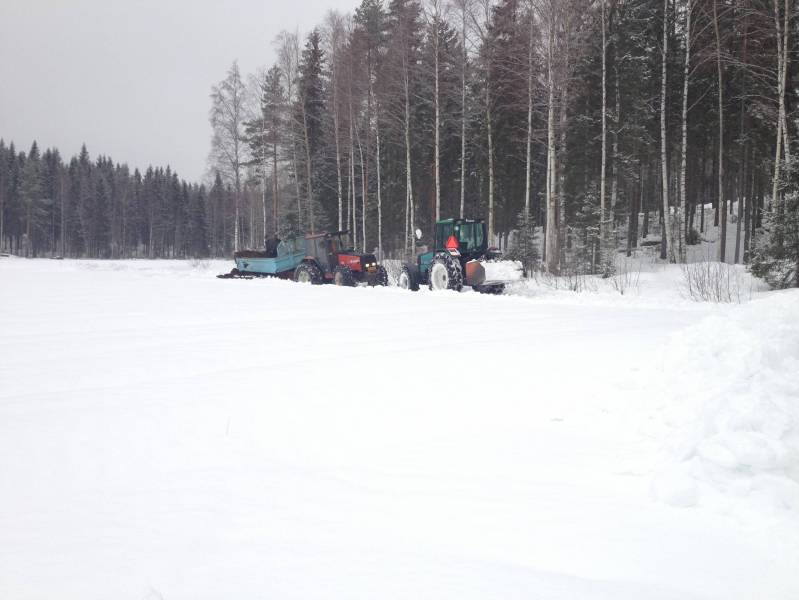 Valmet 755 + sisunvaunu ja Valmet 565
sinne humahti
Avainsanat: Valmet 755