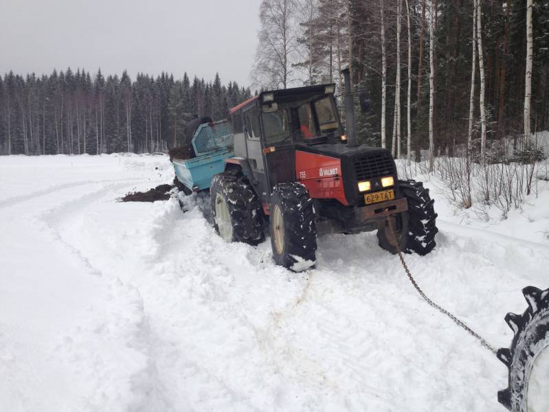 Sinne humahti Valmet 755 ja sisunkärry
Avainsanat: Valmet 755