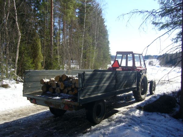 MF135 + Tuhti
Piti herätellä massikka talviunilta ja lähteä puun hakuun.
