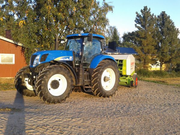 Pestynä ja vahattuna
T7030 & claas rollant 255
