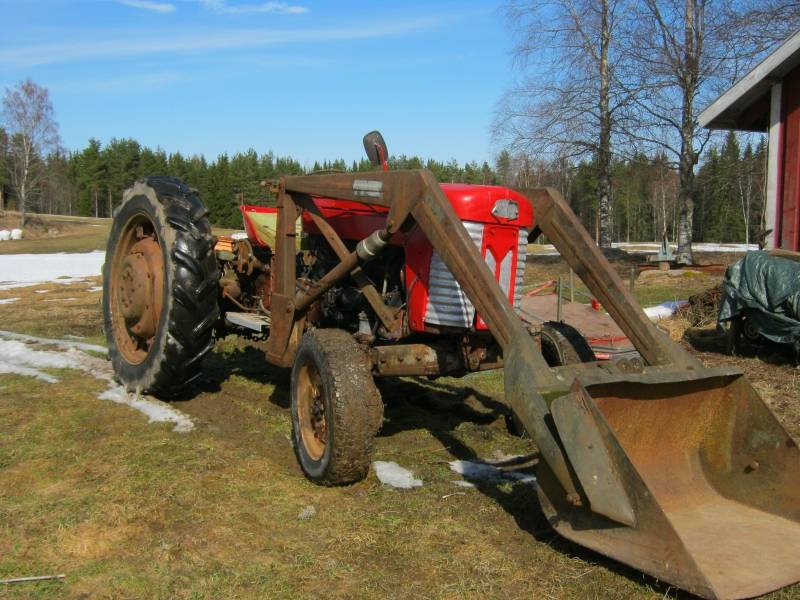 Massikan kevät herätys
Massikka ajettiin kevät auriinkoon paripäivää sitten saanut uudet värin pellitys.
etukuormain ja vanteet ovat vielä listalla maalaukseen.
Avainsanat: MF 65 JAMES