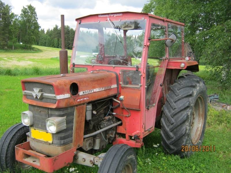 Massey-Ferguson 165 S
Tuossa meidän toinen massikka.
-vm 1978
-tehot:68 SAE hv
Avainsanat: MF 165S