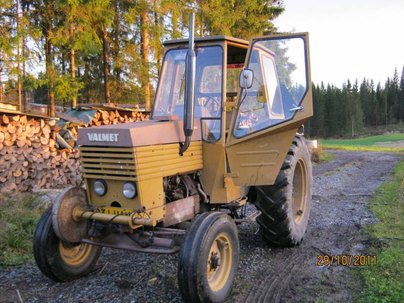 Valmet 502 poseeraa aurinkon laskussa
Meidän tilan Vanha valmetti.
-Vuosimalli 1975
-hevosvoimia 49
-Kerran on maalattu keltaset osat kauan sitten
Avainsanat: Valmet 502