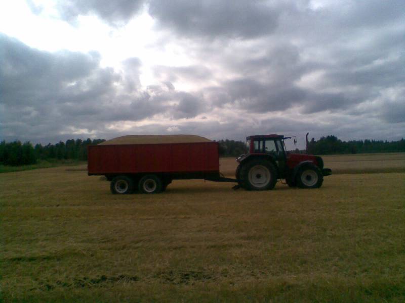 Viljakuorma
Valtra 6850 ja omavalmiste kärryt
Avainsanat: valtra 6850