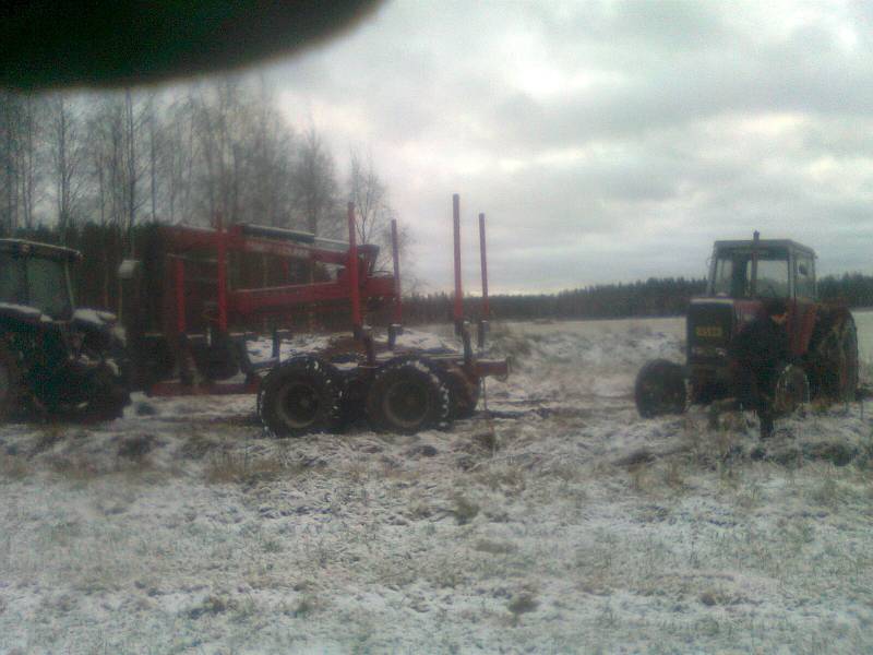 massey ferguson 6260 ja 595
Jatkua viime kuvasta. Ja nous ku tyhjää vaa ku veti mehtä verkulla.
Avainsanat: massey ferguson