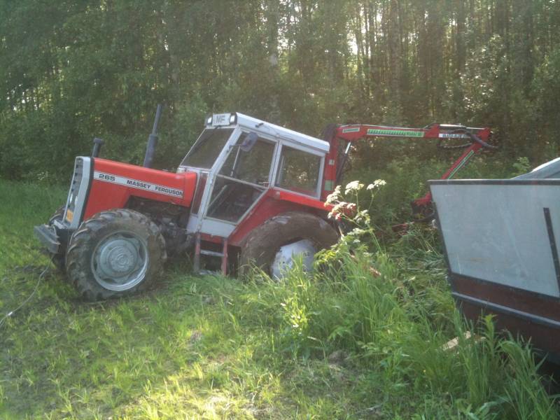 Pääsiäiskokon tekoa 2010
265 Massikka pulassa
Avainsanat: 265 Massey Ferguson