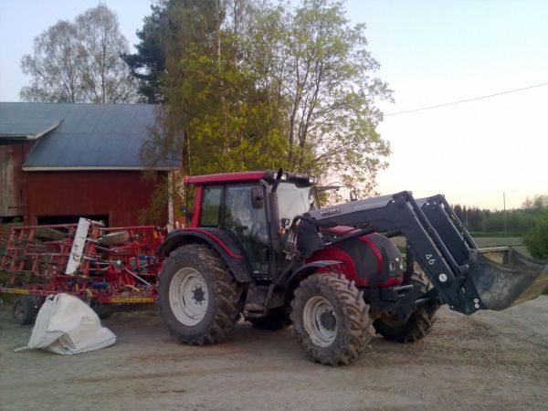 Valtra N101 & Potila Master 450
Kevään äestelyitä 
Avainsanat: kevät valtra