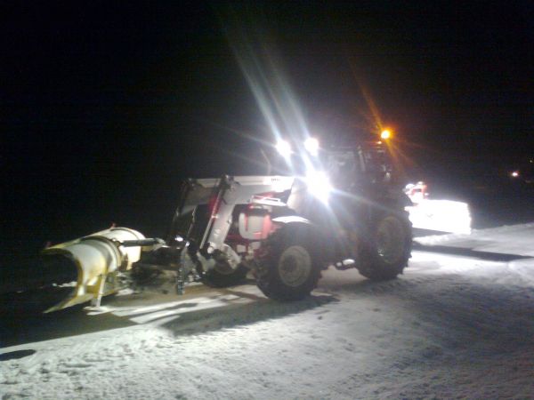 Valtra N101 & Vama 320AA & Vama JH1
Öistä aurailua ja laadun takaa 5 vuotta vanha nokialainen
Avainsanat: Valtra Auraus