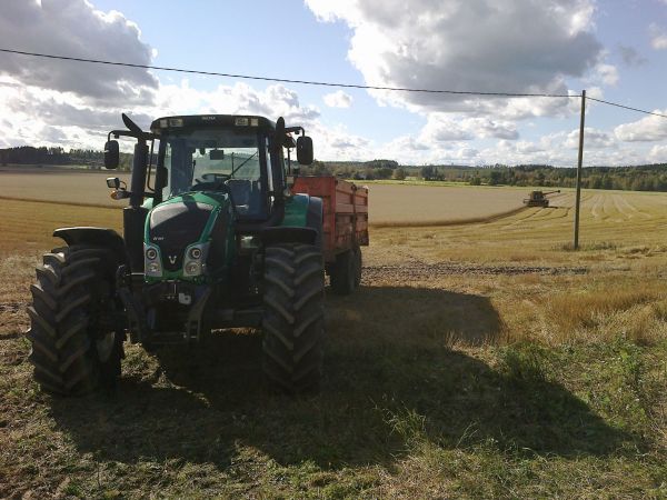 Valtra n163 versu 
Koeajossa puintiaikaan
