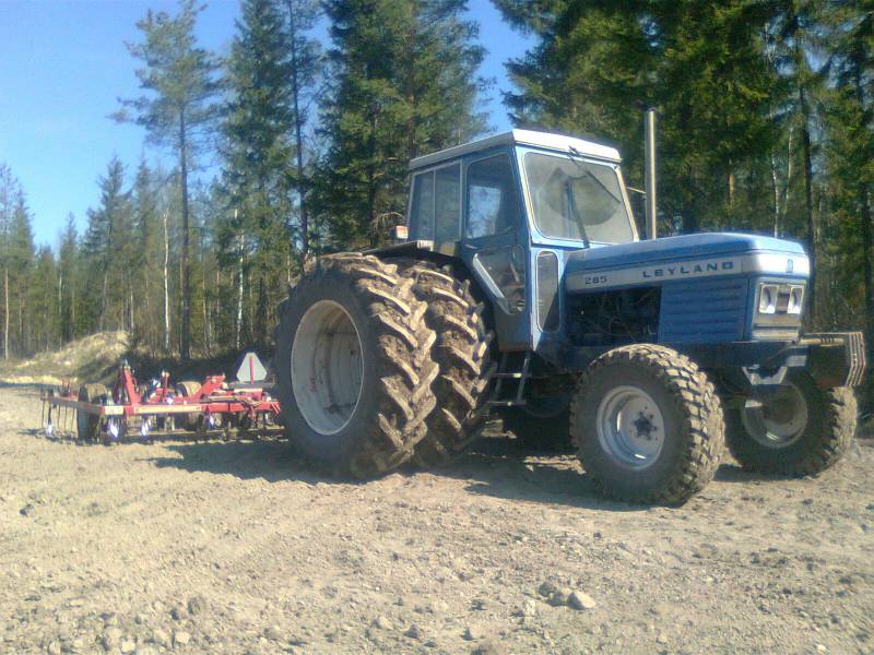 Leyland 285
Leukku ja Potila sph 480 special toukotöissä.
Avainsanat: Leyland 285