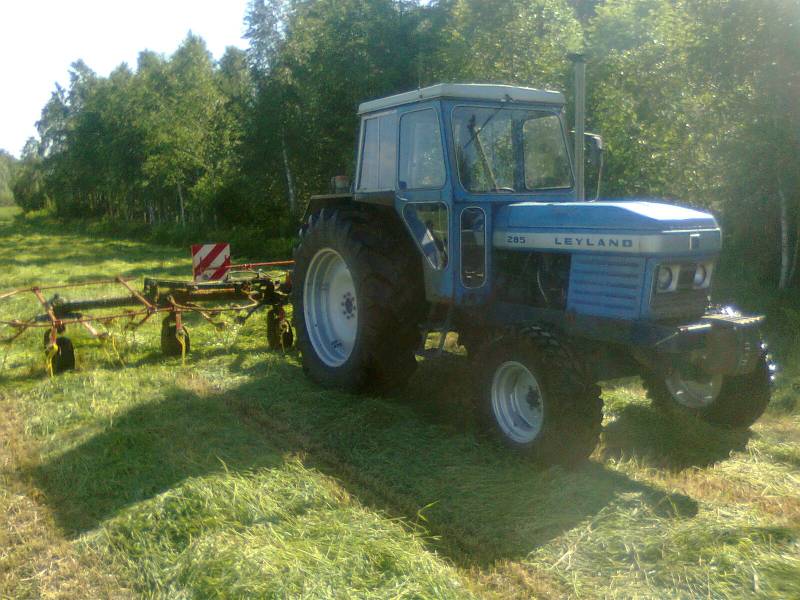 Heinähommia.
Leyland 285 ja Rozmital oz 676.
Avainsanat: Leyland 285