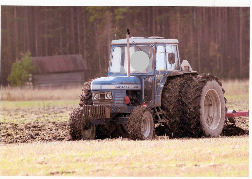 Sänkimuokkausta
Leyland 285 ja Kongskilde 2,75m kultivaattori(hanhenjalka+kierresiipiterä).
Avainsanat: Leyland 285