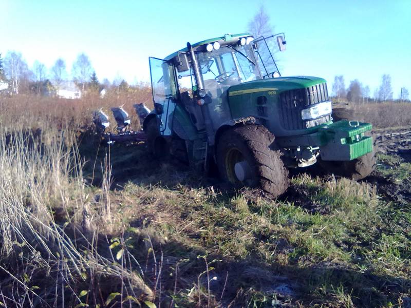 Jontikka kiinni.
Oli vähän pehmeä kohta :)
Avainsanat: John-Deere 6630