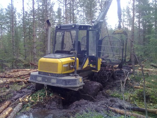 ponsse jämähti siihen
kesti ajaa monesti mutta sit jäi siihen ei ollu ees pahasti kii mutta kun pyörät pyörii tyhjää nii se on turha varmaan vejättää enempää
Avainsanat: ponsse